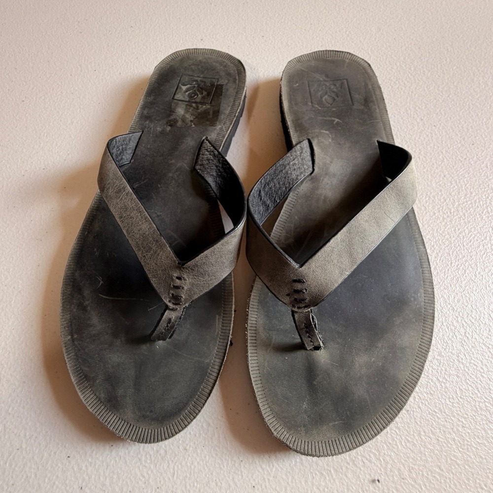 Reef Womens Reef Voyage LE Leather Flip Flop Sandals Womens Gray/Black 8